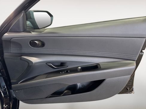 New 2025 Hyundai Elantra Limited image 32