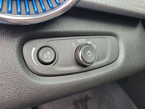 Used 2025 Chevrolet Trax LT FWD image 24