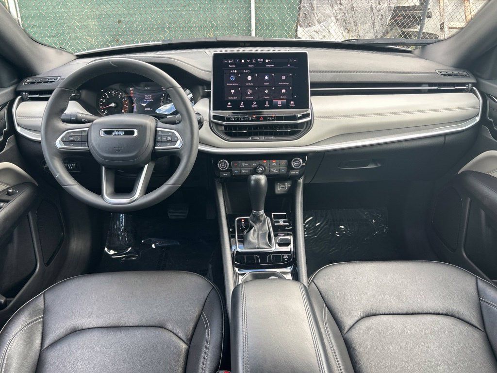 Used 2025 Jeep Compass Limited AWD/4WD image 32
