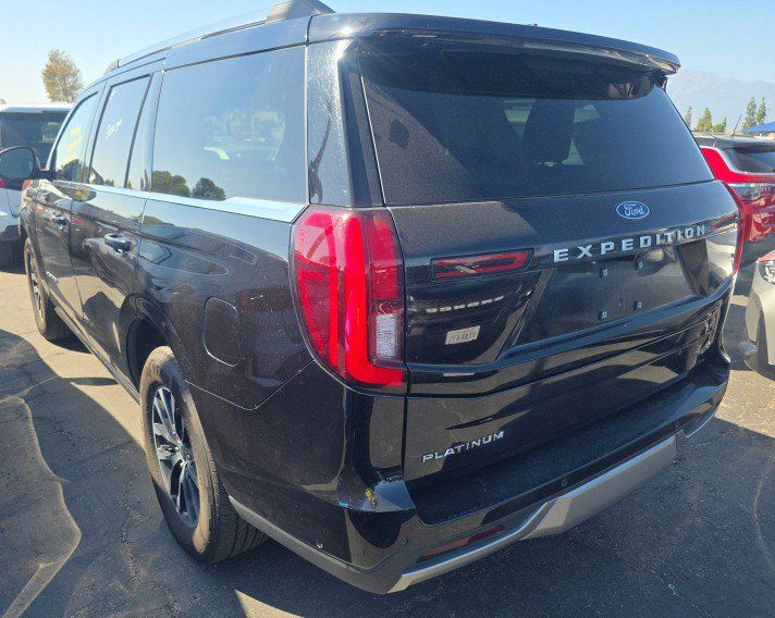 Used 2025 Ford Expedition Platinum AWD/4WD image 3