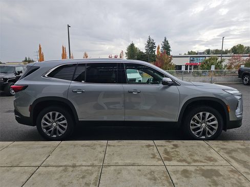 Used 2025 Buick Enclave Preferred w/ Power Package image 8