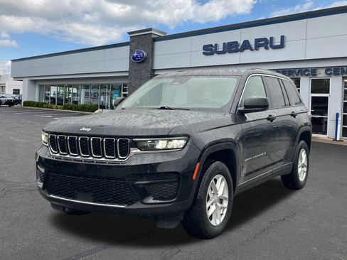 Used 2023 Jeep Grand Cherokee Laredo image 3