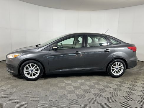 Used 2017 Ford Focus SE FWD image 2