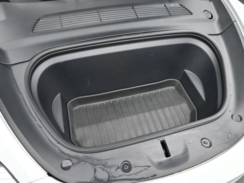 Used 2022 Tesla Model Y Long Range image 9