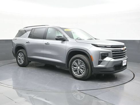 Used 2025 Chevrolet Traverse LT w/ Driver Confidence Package FWD image 18