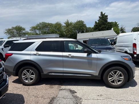 Used 2023 Ford Explorer XLT w/ Equipment Group 202A AWD/4WD image 4