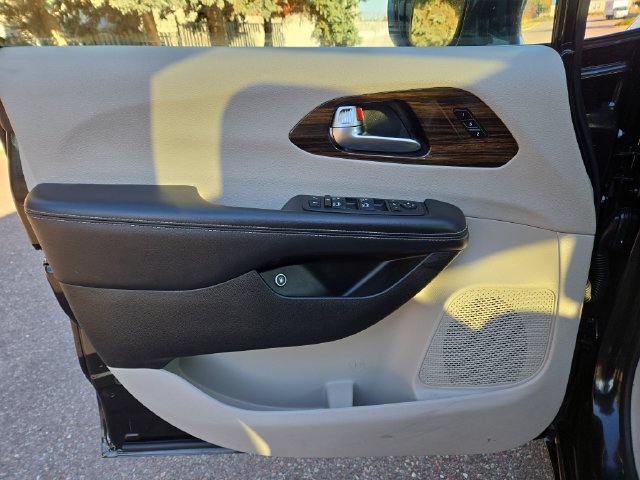 Used 2023 Chrysler Pacifica Limited FWD image 18