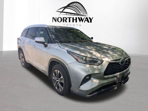 Used 2021 Toyota Highlander XLE AWD/4WD image 2