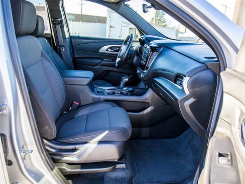 Used 2022 Chevrolet Traverse LT image 14