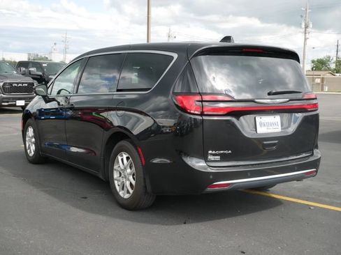 Used 2023 Chrysler Pacifica Touring-L FWD image 3