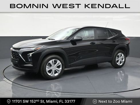 Used 2025 Chevrolet Trax LS FWD image 1