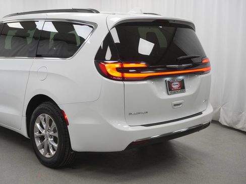 Used 2022 Chrysler Pacifica Touring-L AWD/4WD image 13
