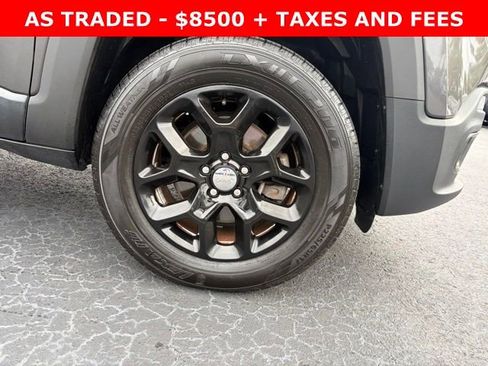 Used 2017 Jeep Renegade Latitude w/ Safety & Security Group FWD image 8
