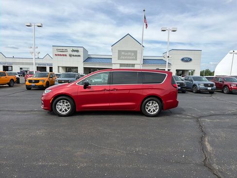 Used 2025 Chrysler Pacifica Select FWD image 2