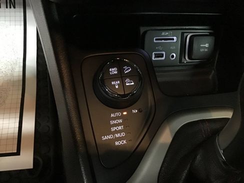 Used 2015 Jeep Cherokee Trailhawk w/ Comfort/Convenience Group AWD/4WD image 20