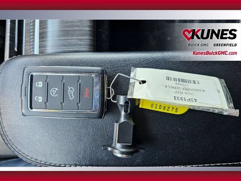 Used 2024 Jeep Wagoneer Series II AWD/4WD image 18