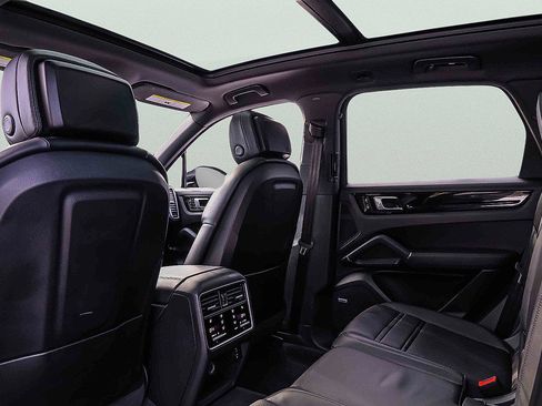 Used 2021 Porsche Cayenne S image 23