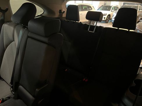Used 2025 Toyota Highlander LE FWD image 30