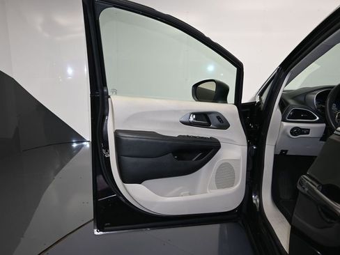 Used 2023 Chrysler Pacifica Touring-L FWD image 10