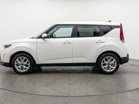 Used 2025 Kia Soul LX w/ LX Technology Package FWD image 5