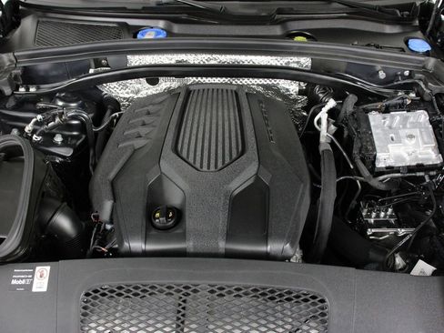 Certified 2025 Porsche Macan AWD/4WD image 26