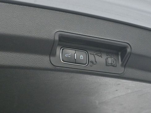 Used 2023 Ford Explorer Limited image 2