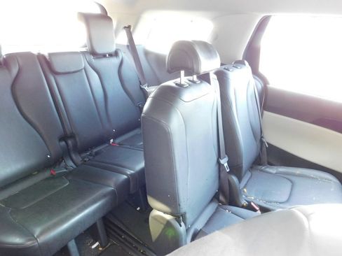 Used 2022 Kia Carnival EX FWD image 5
