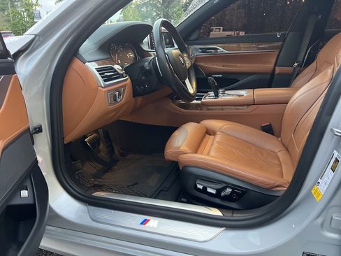 Used 2018 BMW 750i image 27