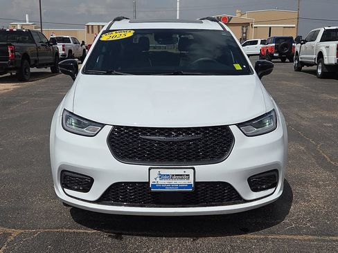 Used 2025 Chrysler Pacifica Limited FWD image 8