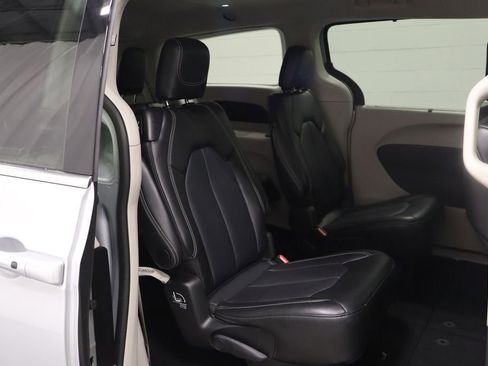 Used 2024 Chrysler Pacifica Touring-L image 16