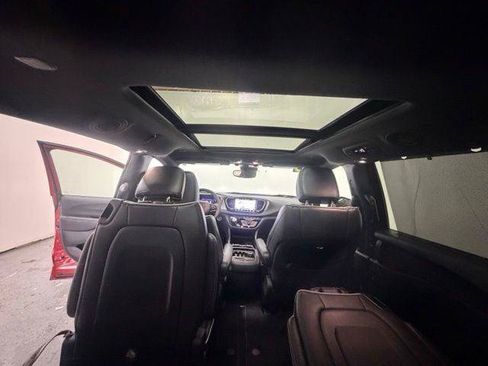 Certified 2025 Chrysler Pacifica Limited FWD image 26
