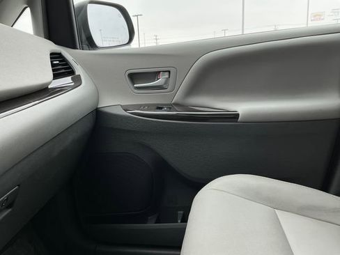 Used 2018 Toyota Sienna L image 19