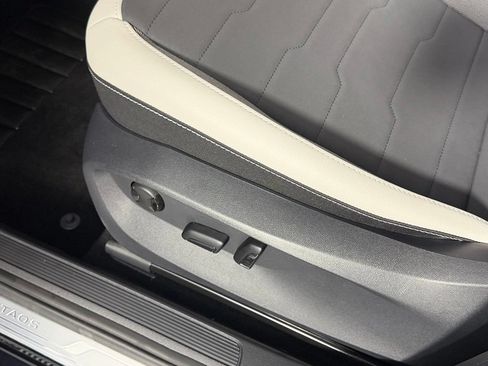 Used 2025 Volkswagen Taos SE AWD/4WD image 23
