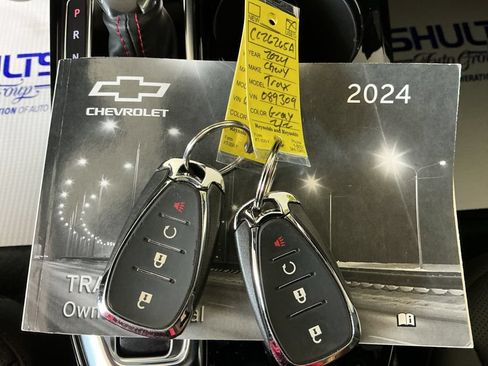 Used 2024 Chevrolet Trax RS w/ Sunroof Package FWD image 26
