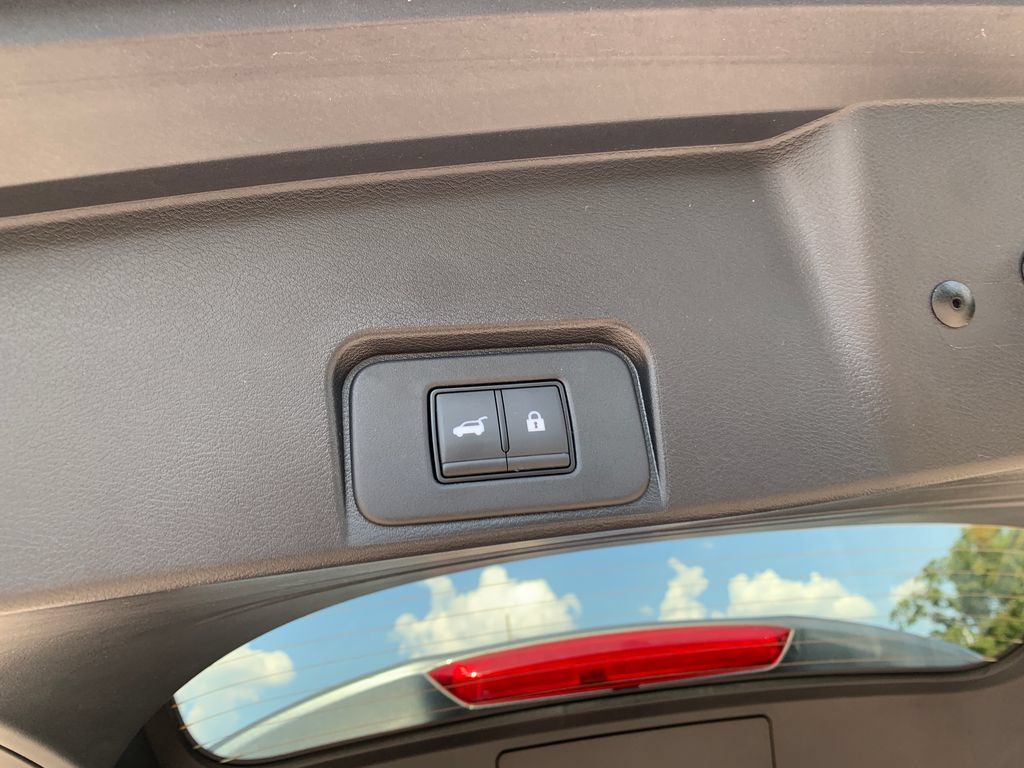 Used 2024 Nissan Rogue SV FWD image 8