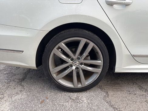 Used 2017 Volkswagen Passat 1.8T R-Line w/ R-Line Lighting Package image 5