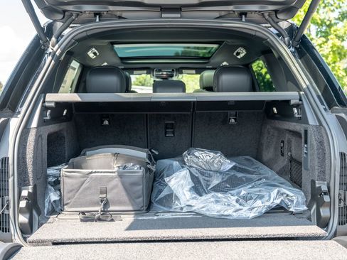 New 2025 Land Rover Range Rover SE image 25