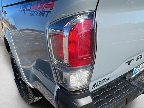 Used 2020 Toyota Tacoma TRD Sport image 11