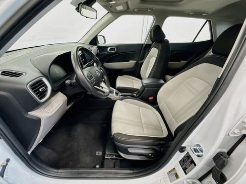 Used 2025 Hyundai Venue SEL FWD image 13