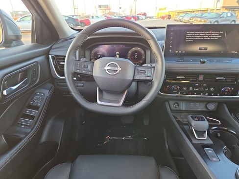 Used 2025 Nissan Rogue SL w/ SL Premium Package image 24