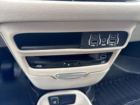 Used 2022 Chrysler Pacifica Touring-L w/ Uconnect Theater Family Group AWD/4WD image 33