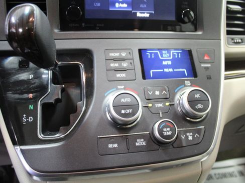 Used 2017 Toyota Sienna XLE w/ XLE Navigation Package AWD/4WD image 18