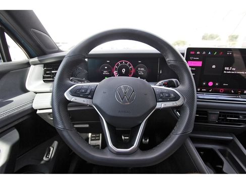 Certified 2025 Volkswagen Tiguan SE R-Line AWD/4WD image 17
