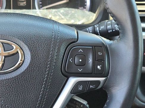 Used 2017 Toyota Highlander SE w/ Carpet Mat Package FWD image 25