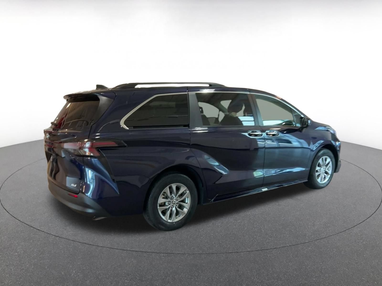 Used 2025 Toyota Sienna XLE FWD image 14