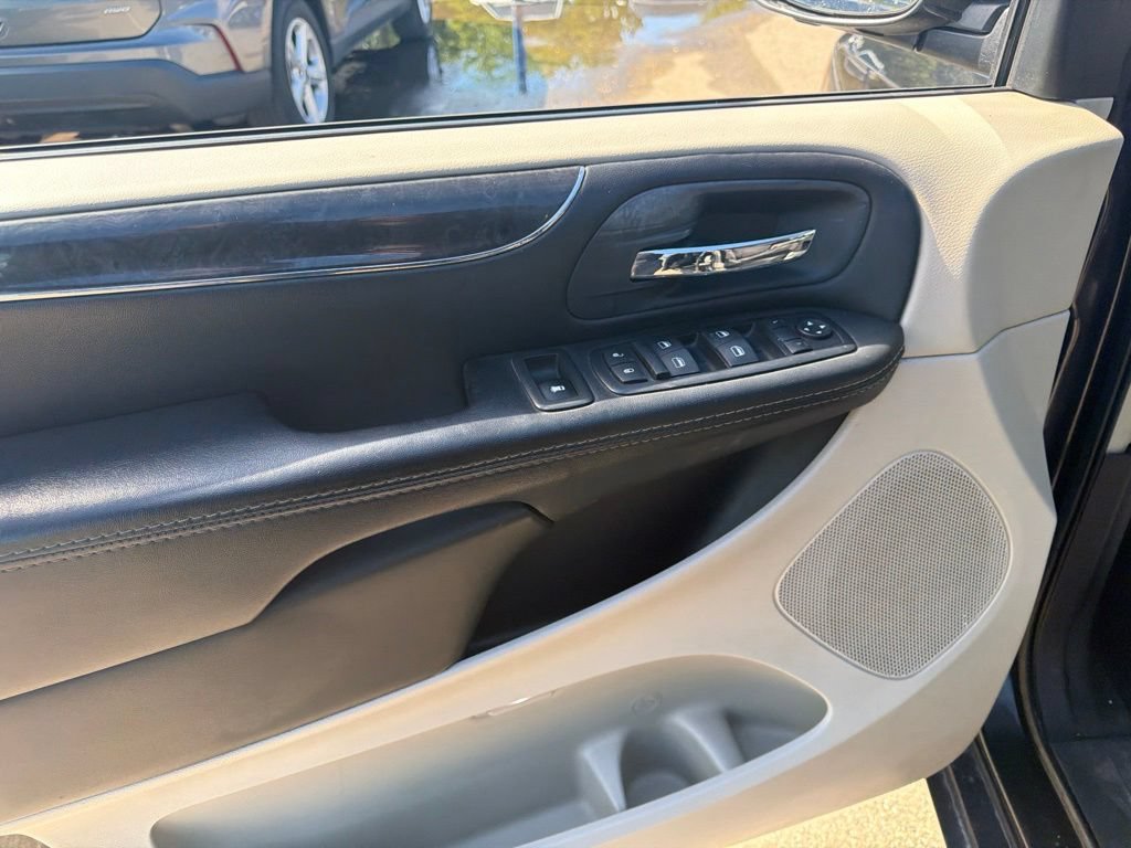 Used 2015 Chrysler Town & Country Touring FWD image 10