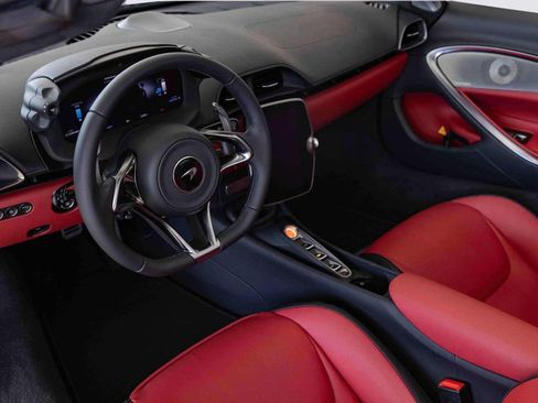 Used 2025 McLaren Artura Spider image 7