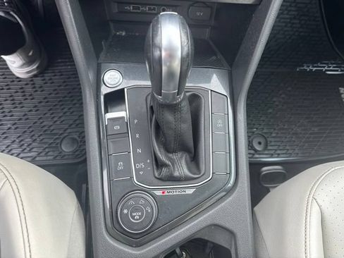 Used 2018 Volkswagen Tiguan SEL AWD/4WD image 17