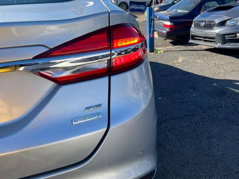 Used 2017 Ford Fusion SE w/ Fusion SE Technology Package image 11