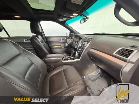 Used 2015 Ford Explorer XLT w/ Equipment Group 202A AWD/4WD image 9